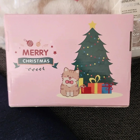 Cat Christmas Toy. LOTS OF LITTLE BALLS AND A GUN TO shoot the ball for fetching - Picture 3 of 3